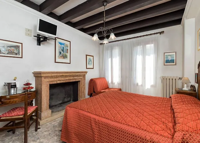 Отель Albertina 2*