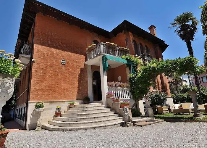 Отель Albertina 2*